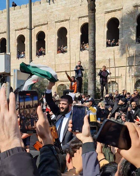 استقبال حاشد لأحمد الشرع في اللاذقية