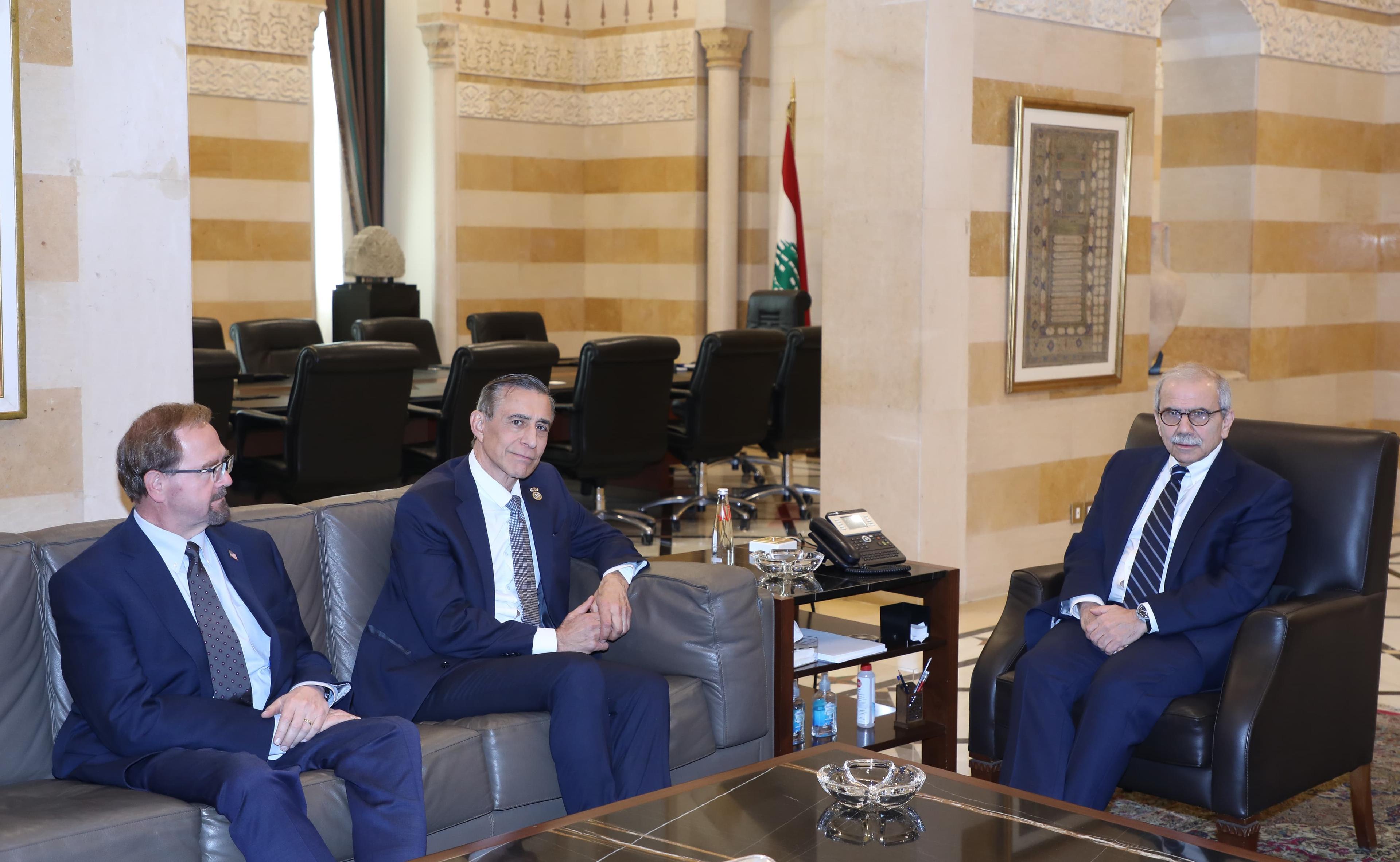 وفد من الكونغرس الأميركي يجول على المسؤولين.. ويؤكد دعم واشنطن المستمر للجيش