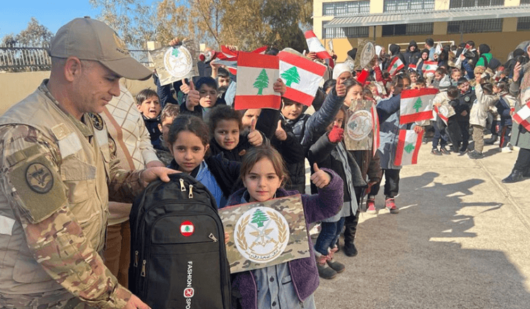 الجيش يوزع حقائب مدرسية دعما للمواطنين جنوبا