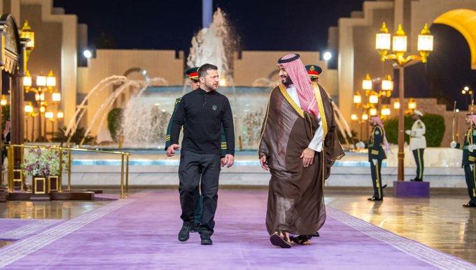 ولي العهد السعودي لزيلينسكي: حريصون على الوصول للسلام في أوكرانيا