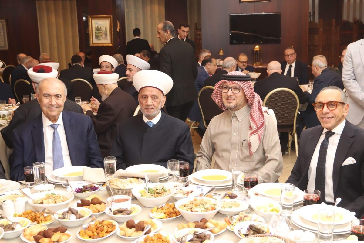 مخزومي يقيم إفطاراً رمضانياً تكريماً للمفتي دريان والأخير ينتقد "ارتباط البعض بأجندات خارجية"