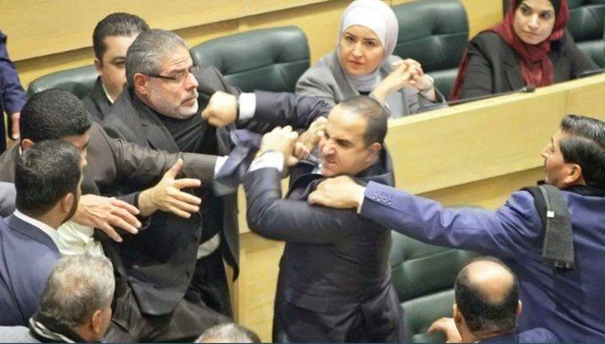 في البرلمان الأردني... نائب خلع الحذاء وضرب زميله بسبب الاستفزازات 