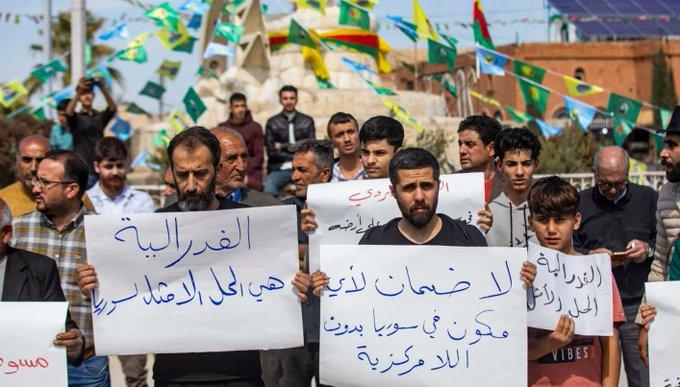 سوريا... تظاهرة للأكراد في شمال شرق البلاد احتجاجاً على الإعلان الدستوري الجديد