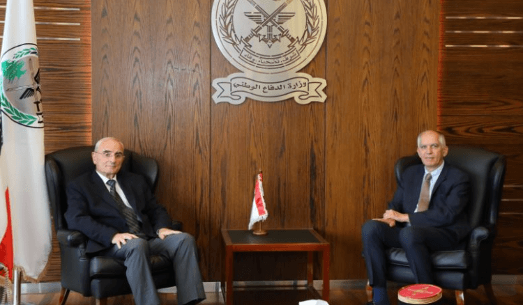 وزير الدفاع التقى السفير الفرنسي: للضغط على الاحتلال الاسرائيلي للإنسحاب