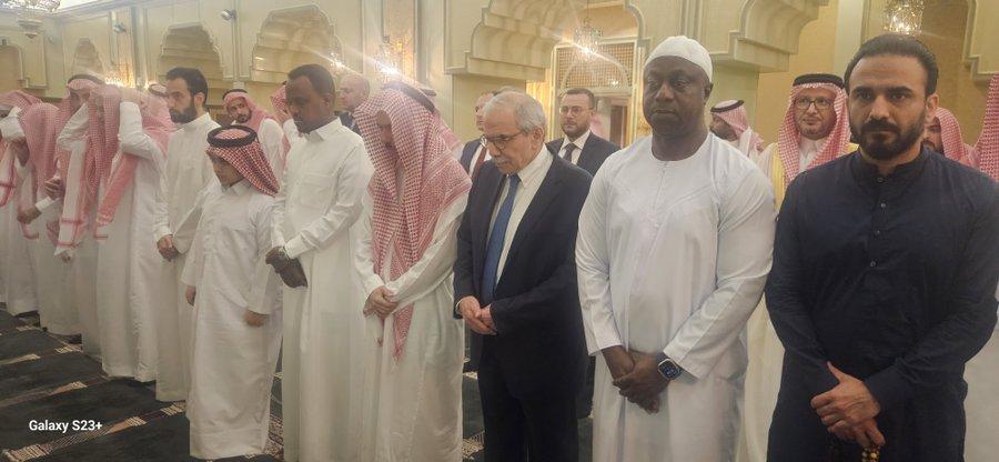 سلام يؤدي صلاة الفجر في السعودية