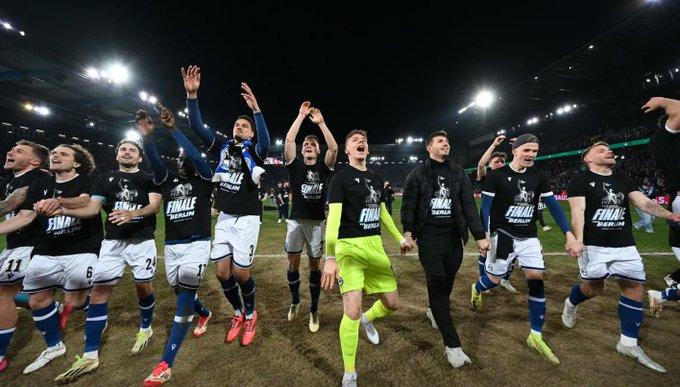 جماهير بيليفيلد تقتحم الملعب بعد التأهل التاريخي لنهائي كأس ألمانيا 