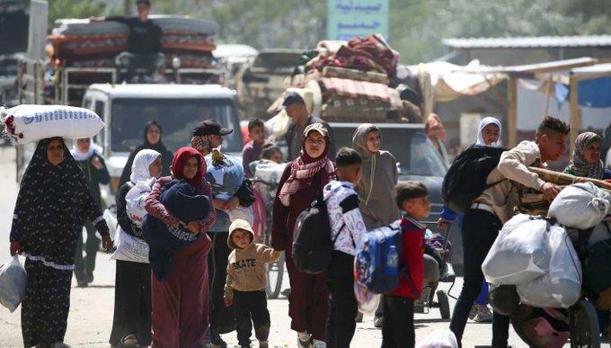 فرار الآلاف من رفح... 25 قتيلاً وأكثر من 100 جريح بضربة على مركز للنازحين