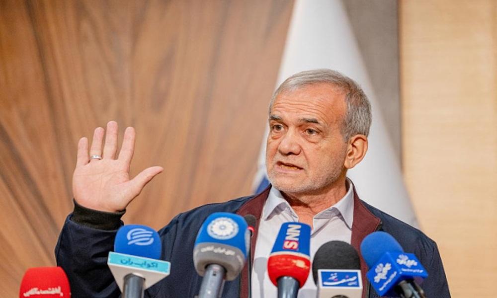 إقالة مساعد الرئيس الإيراني.. والسبب "رحلة قطبية فاخرة"