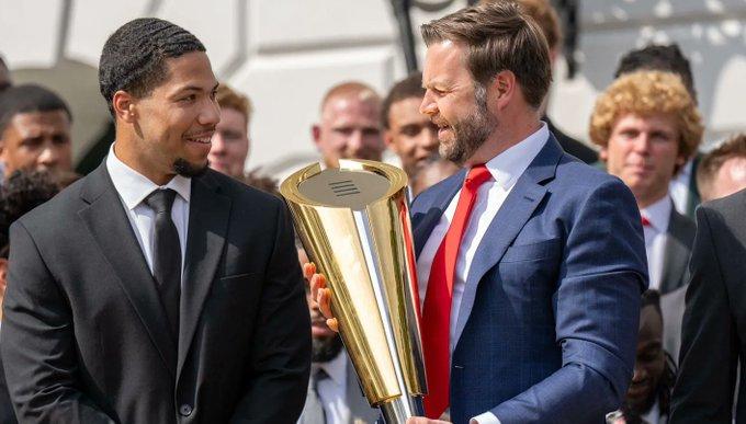 لحظة طريفة في البيت الأبيض... نائب الرئيس يتسبب بتفكك كأس البطولة