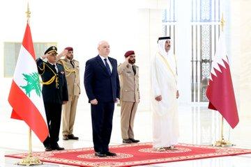 الرئيس عون عاد الى بيروت مختتما ًزيارته الى الدوحة.. والشيخ تميم: حريصون على الوقوف مع لبنان وشعبه