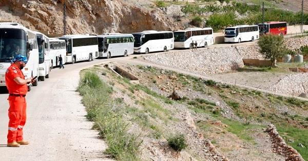 240 نازحًا سوريًا غادروا عرسال إلى القلمون الغربي بإشراف الجيش اللبناني