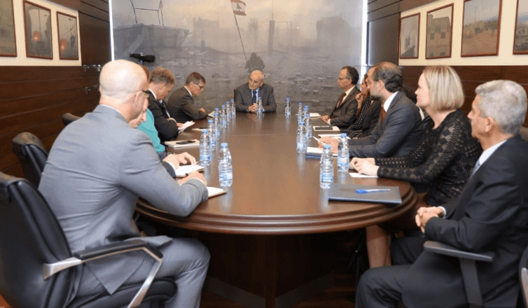 وزير الدفاع عرض مع 3 سفراء ووفد أميركي لدعم الجيش وتطبيق الـ1701