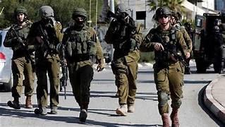الجيش يتسلم فلسطينيًا مشتبهًا به في عمليتَي إطلاق صواريخ باتجاه الأراضي الفلسطينية