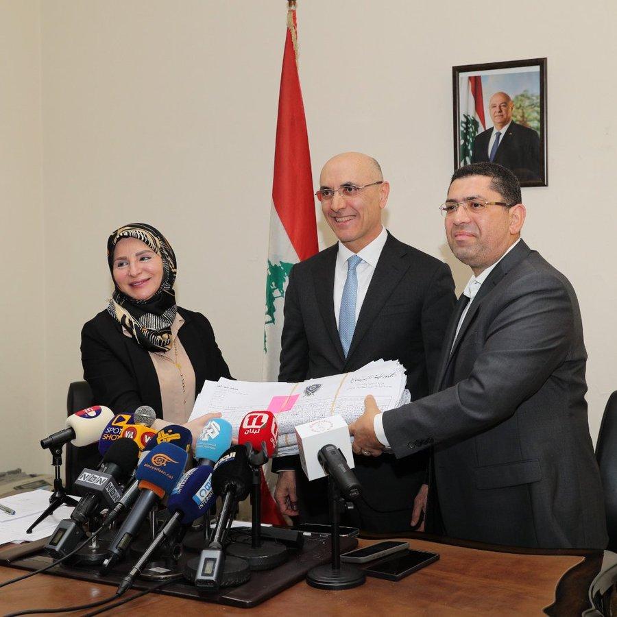 الحجار أشرف على تسليم المكاوي نتائج الإنتخابات للمديرية العامة للشؤون السياسية واللاجئين: سيتم التدقيق بها ثم تعلن بصورة رسمية