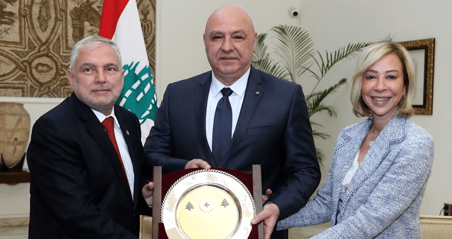عون راعيا إطلاق الحملة المالية للصليب الأحمر: اقدم لكم راتبي دعما لكم