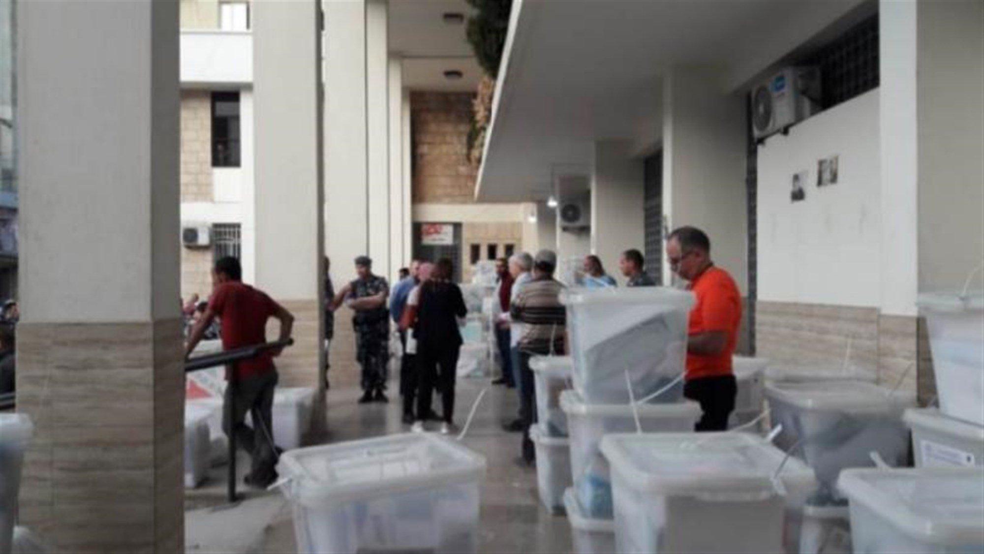 وصول صناديق الاقتراع إلى سرايا النبطية استعدادًا للانتخابات النيابية في 24 أيار