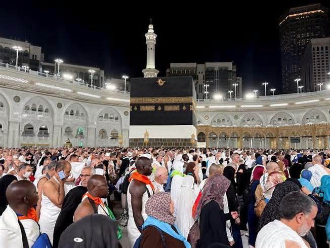 الحجاج يتوافدون إلى المسجد الحرام لأداء "طواف القدوم"