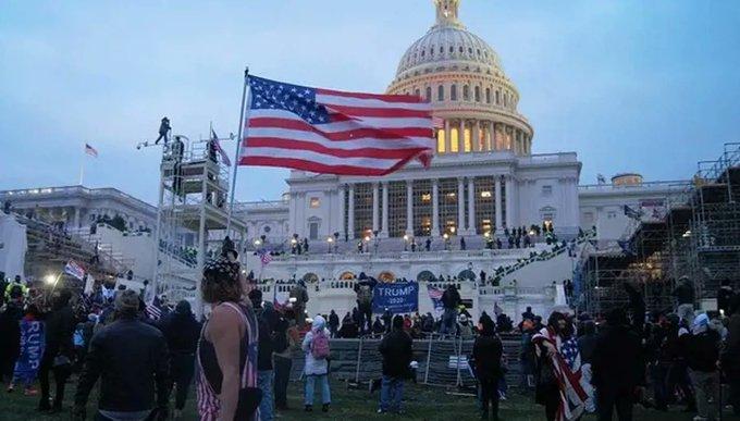 يمينيون متطرفون يطالبون بتعويض لإدانتهم في الهجوم على الكابيتول