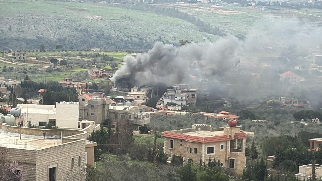  توغّل إسرائيلي في ميس الجبل وشهيد بغارة استهدفت سيارة على طريق وادي النميرية.. والجيش يعثر على مسيرتين