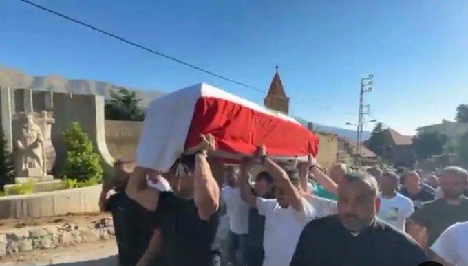 مرفوعاً على الأكفّ... بشرّي تستقبل ابنها الشهيد الياس طوق