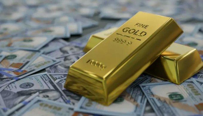 الذهب يرتفع والدولار يتراجع تزامناً مع فرض ترامب رسوماً جمركية جديدة