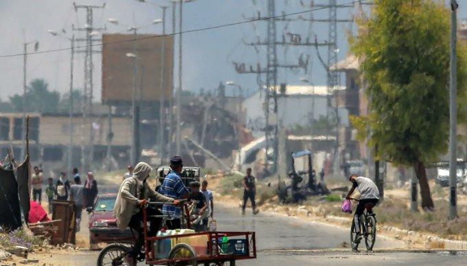 مقتل 12 فلسطينياً بقصف إسرائيلي على مخيّم يؤوي نازحين