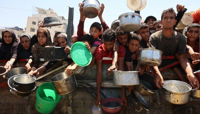 الفوضى والنيران العشوائية يمنعان وصول المساعدات لمستحقيها في غزة