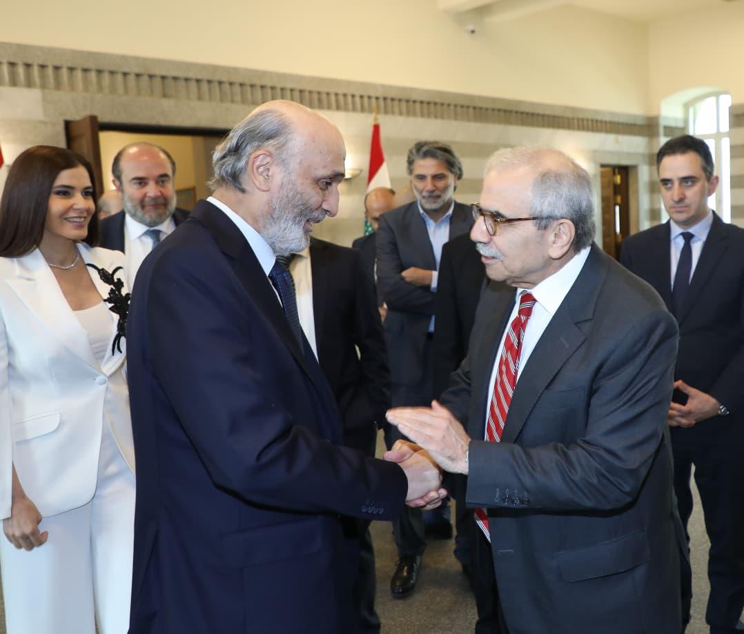 جعجع من السراي: على الجميع الإلتزام بقرار الحكومة بحصر السلاح