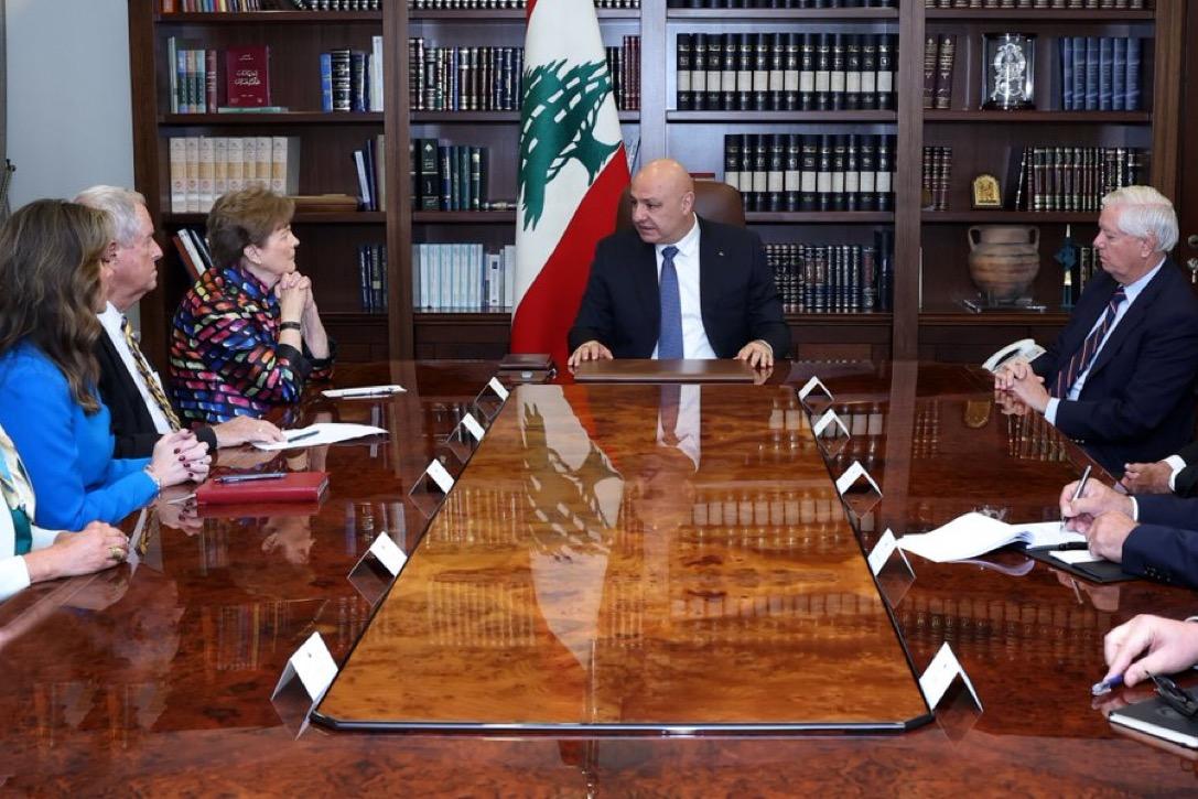 “الرئيس عون يؤكد التزام لبنان بنزع سلاح حزب الله وتعزيز الاستقرار في لقاء مع وفد أمريكي برئاسة السيناتور شاهين”