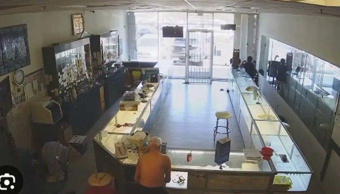  سطو مسلح على "متجر مجوهرات" يُصيب المالك بسكتة دماغية!