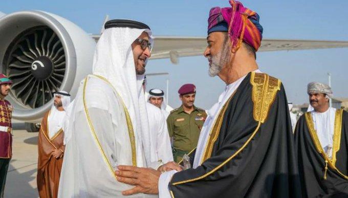 محمد بن زايد يصل إلى صلالة... وسلطان عُمان في مقدمة المستقبلين