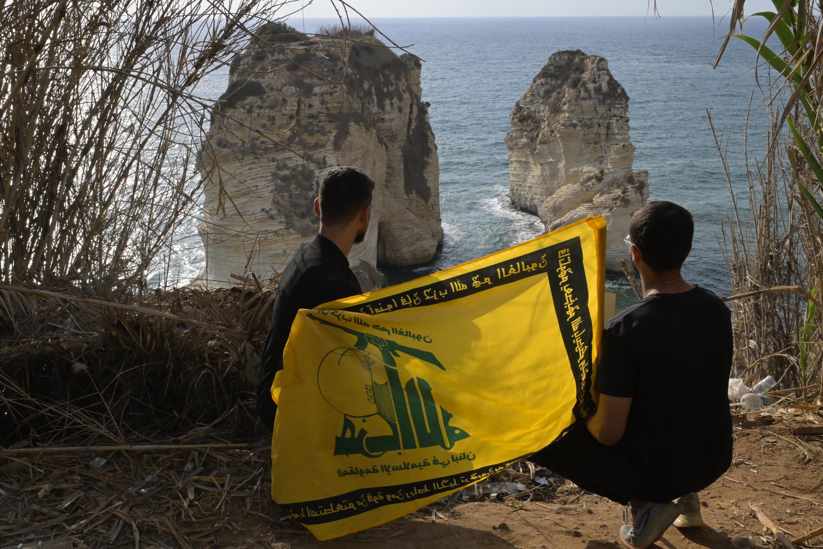 "الحزب" يتحدى القرار الحكومي ويضيء صخرة الروشة وصفا: جايين نضويها