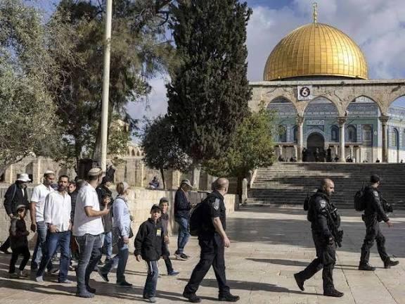 مستعمرون يقتحمون المسجد الأقصى بحماية شرطة الاحتلال الإسرائيلي