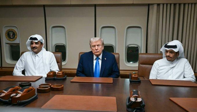 ترامب يلتقي أمير قطر ورئيس وزرائها على متن طائرته