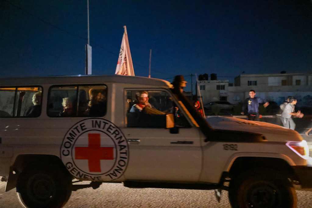 إسرائيل تتسلم جثماني رهينتين من حماس عبر الصليب الأحمر