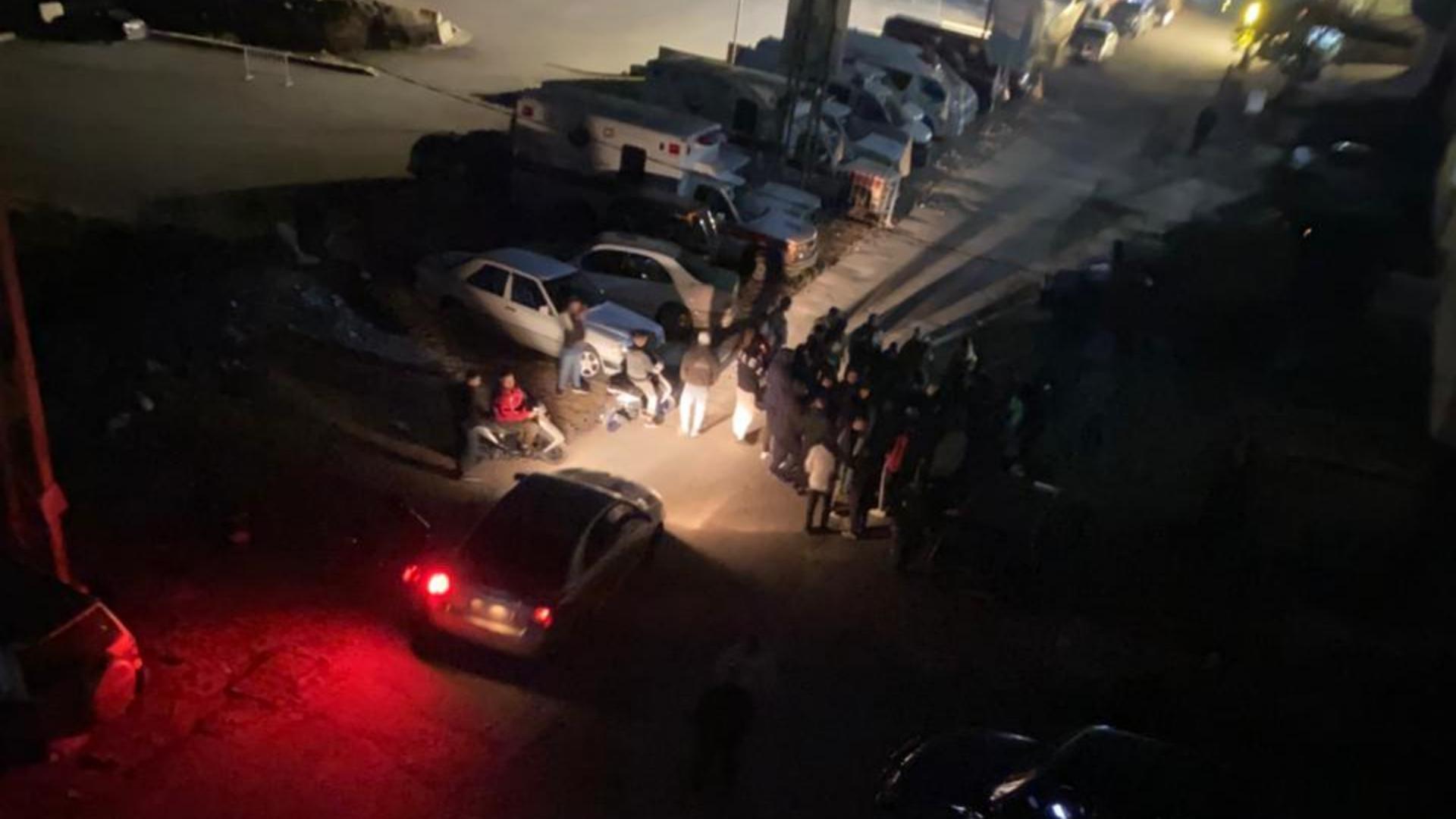 مؤيدو حزب الله يتجمعون أمام منزل معارض... والاخير "حياتي بخطر"