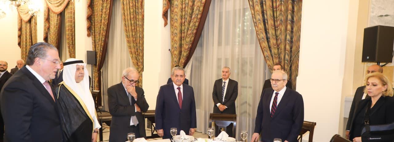 سلام في عشاء على شرف المشاركين باختتام "مؤتمر بيروت ١": لا أمن ولا استقرار من دون حصر السلاح