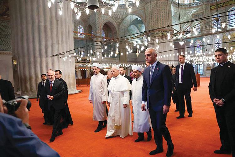 البابا لاوون الرابع عشر يزور "المسجد الأزرق "بروح التأمل والاحترام