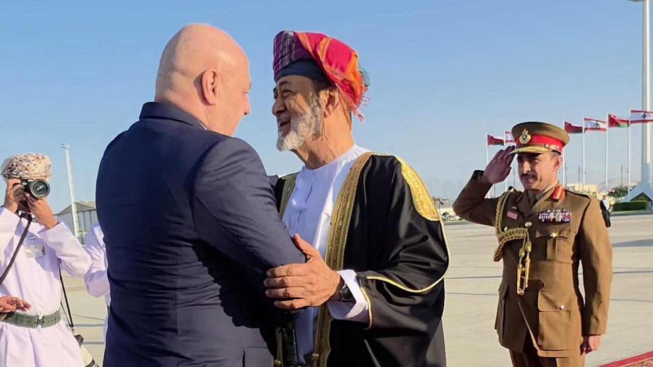 عون في عُمان: سياسة السلطنة أكسبتها دوراً محورياً في تعزيز الاستقرار