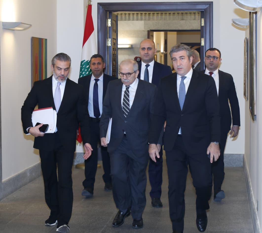 جلسة لمجلس الوزراء في السراي.. نقاش صريح بين حاكمية مصرف لبنان والحكومة!