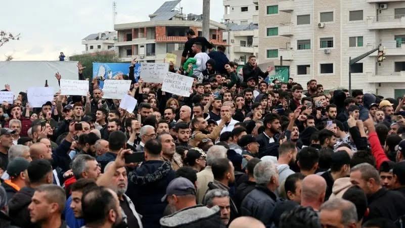 تظاهرات في اللاذقية وطرطوس.. ملثمون مسلحون ومقتل عنصر أمن برصاص فلول الأسد