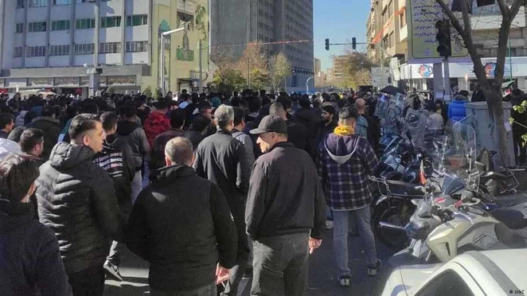 إيران.. إحراق مكتب ممثل لخامنئي وضبط ورشة متفجرات