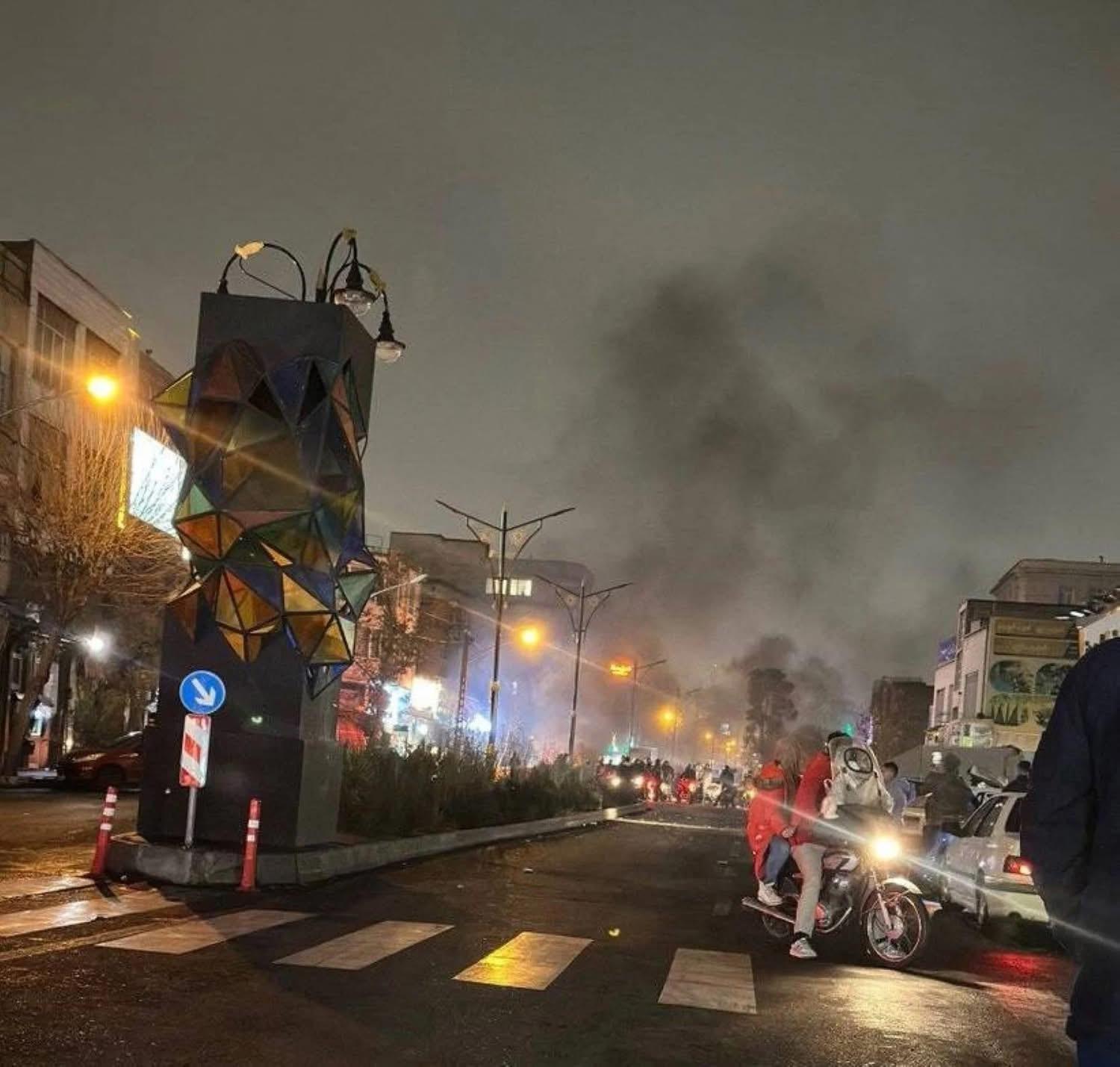 احتجاجات جديدة في بازار طهران… والسلطات تُشدد قيود الإنترنت