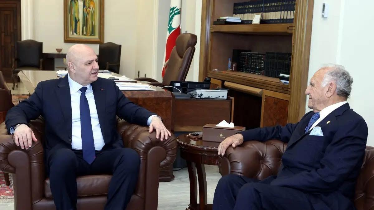 رئيس الجمهورية يبحث مع وزير الدفاع الاوضاع الامنية
