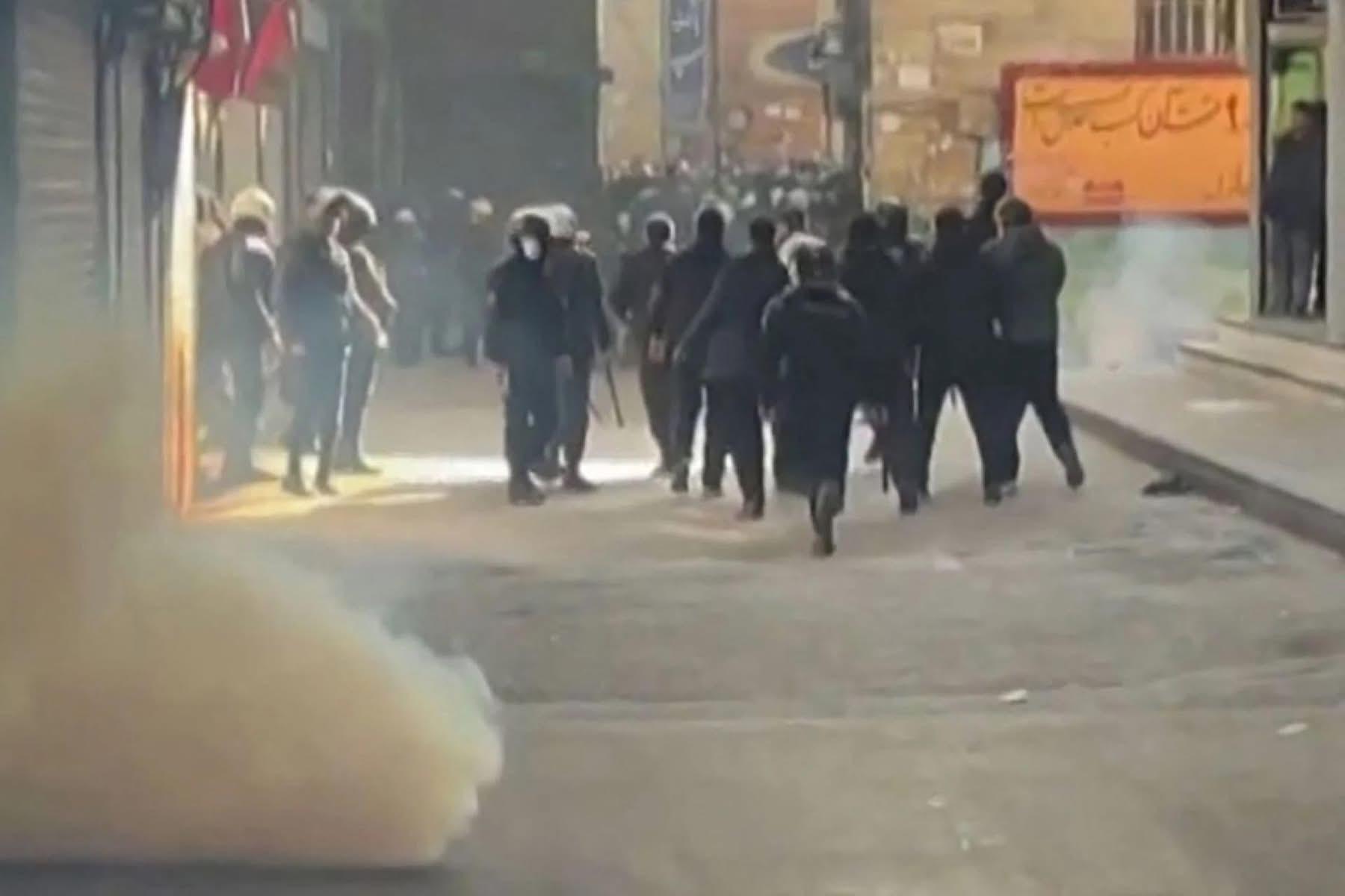 السلطات الإيرانية أمام تحد جديد الليلة... استمرار انقطاع الانترنت وتظاهرات رغم العنف