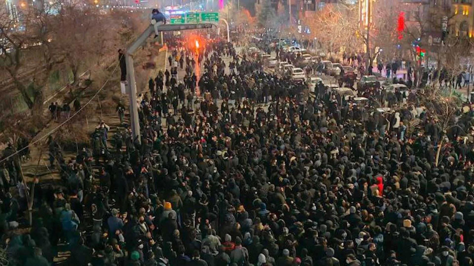 أعلنت الحداد 3 أيام.. إيران تشكو "التدخل الأميركي" لمجلس الأمن