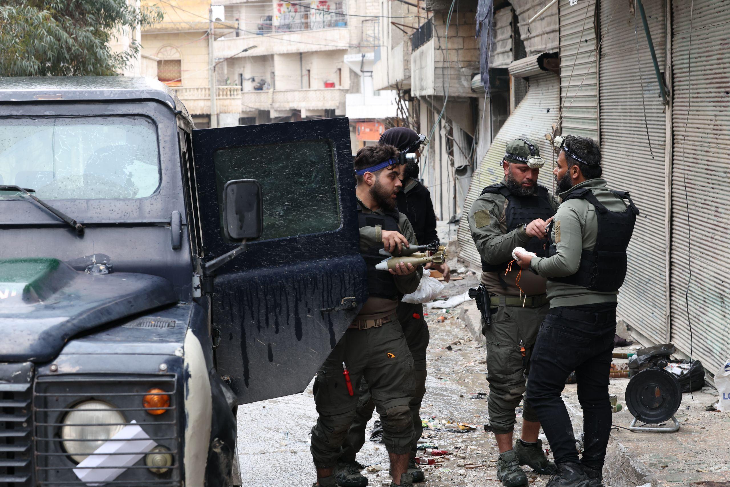 تفكيك متفجرات في حلب.. والجيش السوري يتحدث عن تعزيزات لقسد