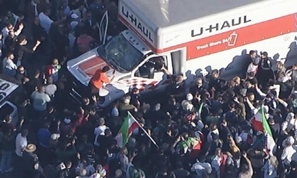 شاحنة تدهس متظاهرين ضد النظام الإيراني في لوس أنجلوس!