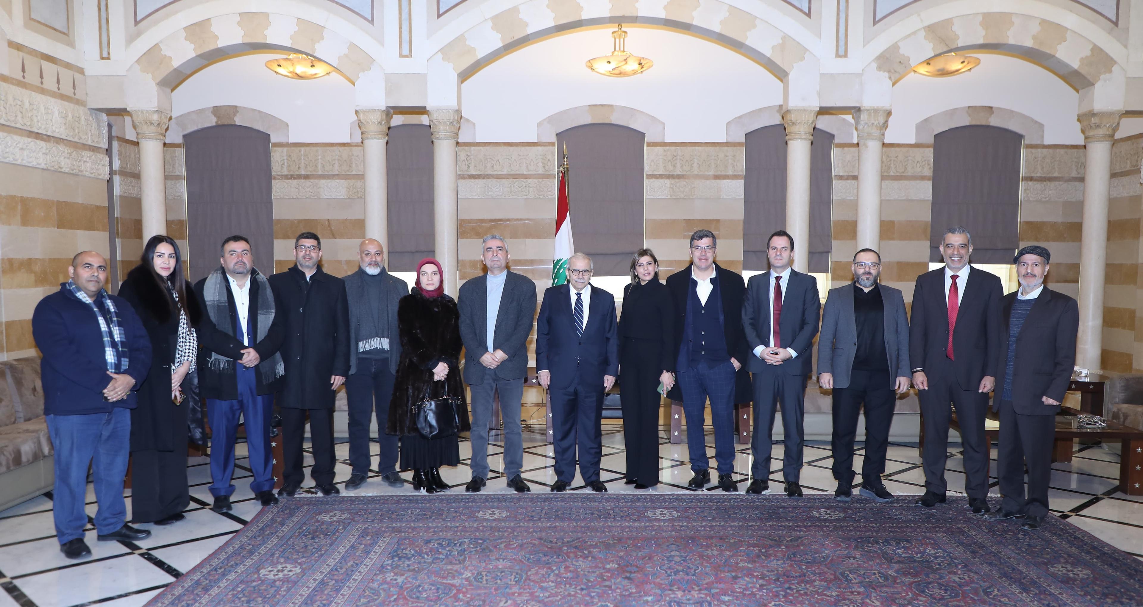 الاساتذة المتعاقدون والعاملون في "اللبنانية" في السراي