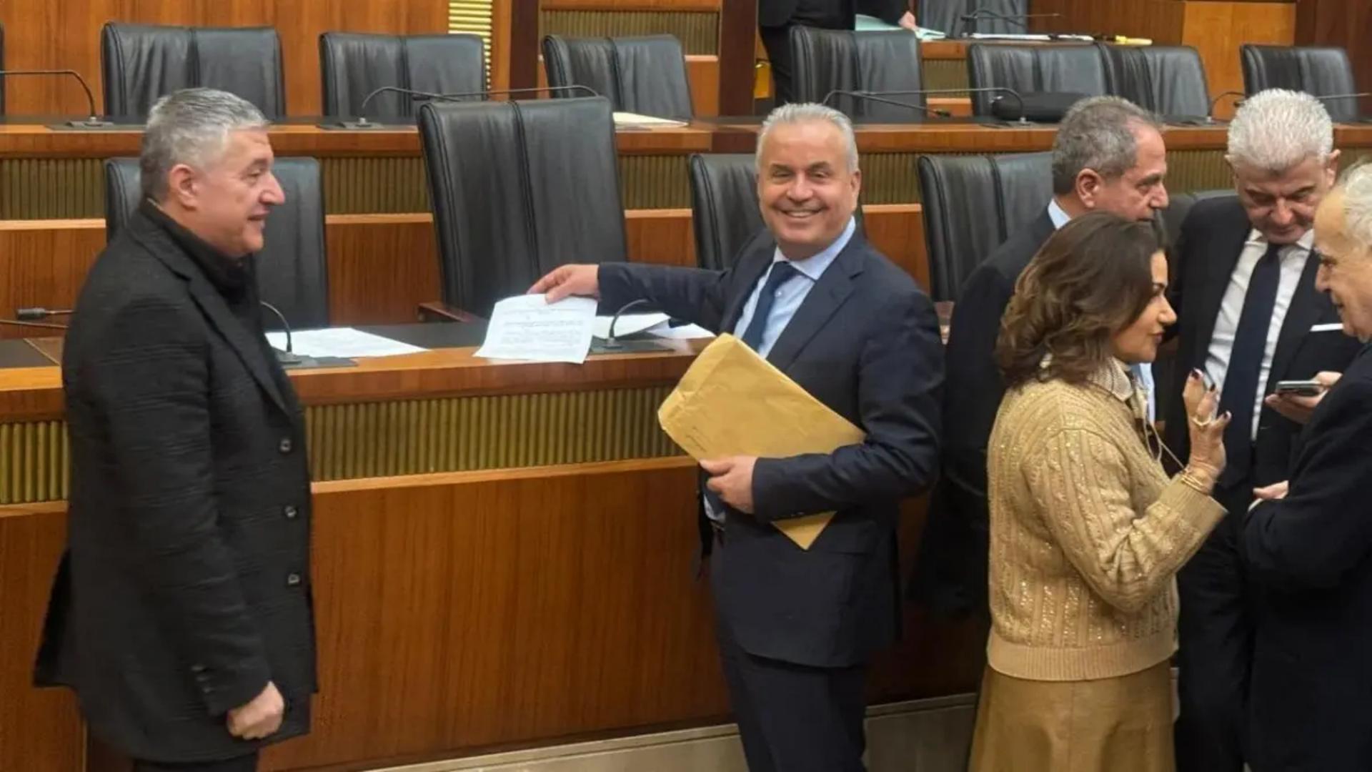 النائب أسعد درغام يوزع ورقة مطالب العسكريين خلال جلسة الموازنة